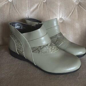 Women’s sz 9 Comfort view Jolene soft sage green booties zip up new